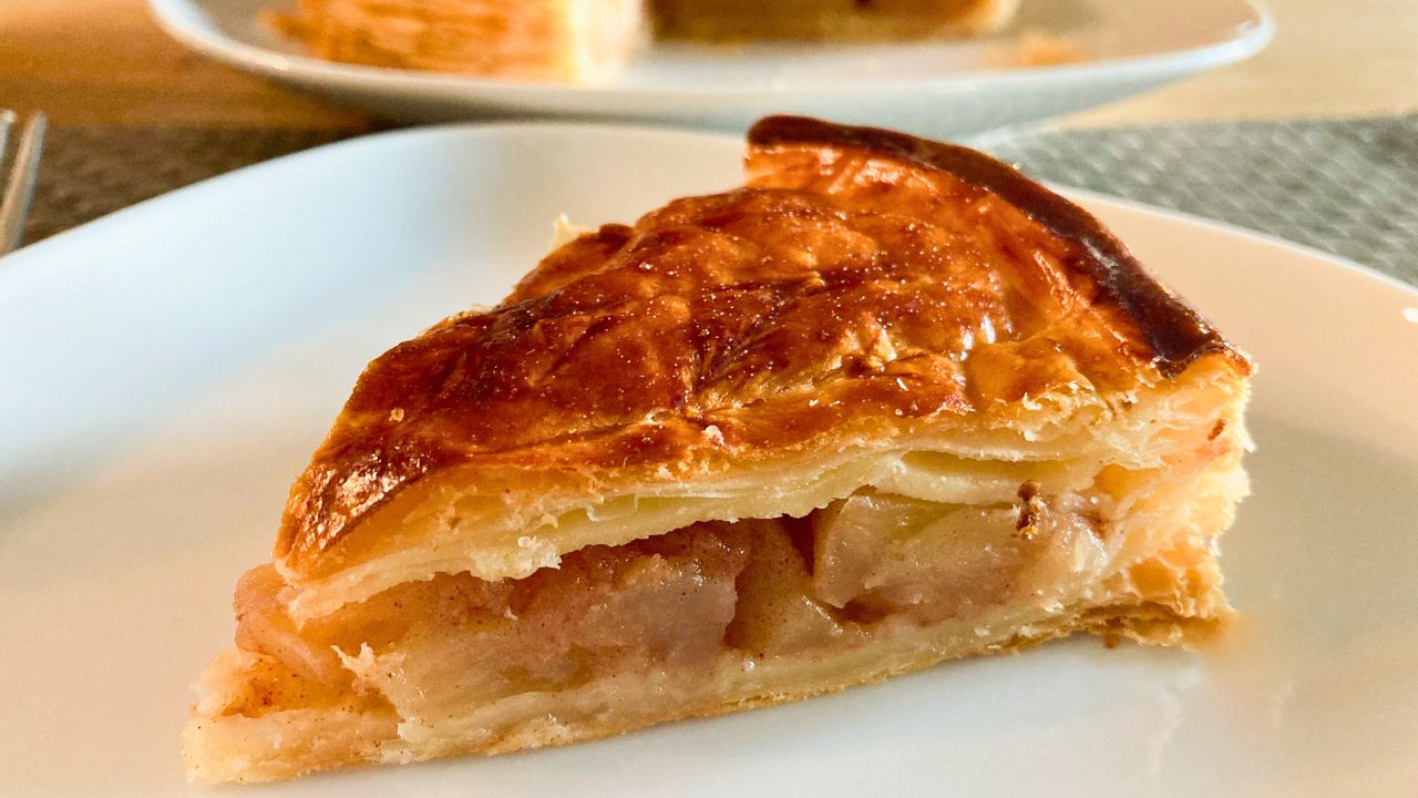 手作りのりんご入りガレット・デ・ロワ