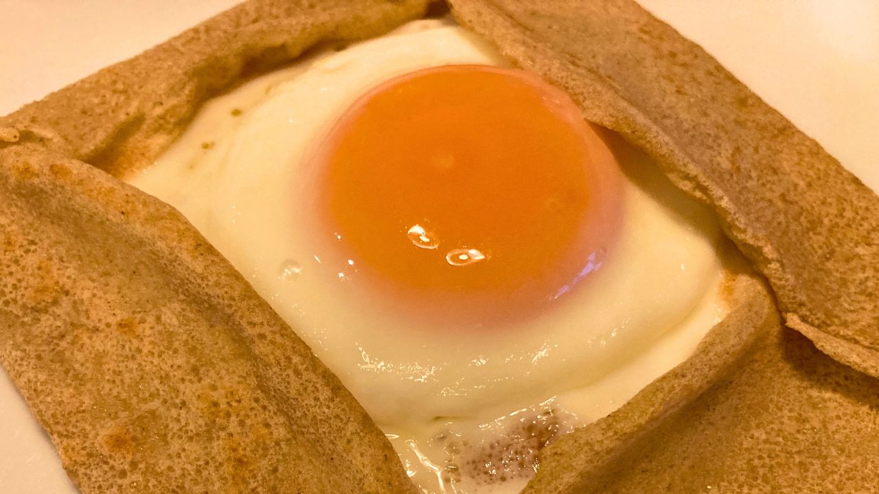 そば粉のガレット（ハム・チーズ・卵入りの定番の一枚）